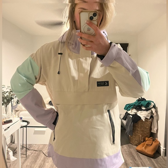 COPY - Woman’s full ski/snowboard jacket. Size medium, fits oversize. Very warm. - Picture 2 of 12